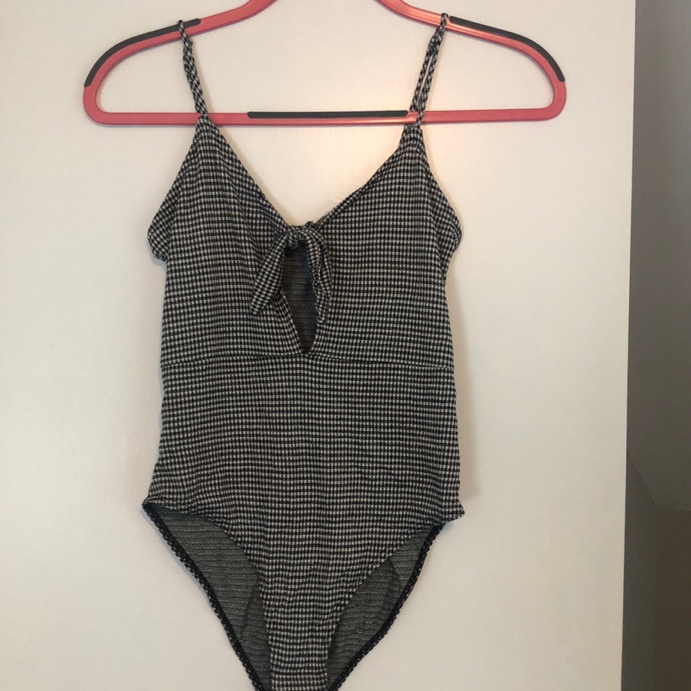 Tie from gingham bodysuit - Picture 3 of 5